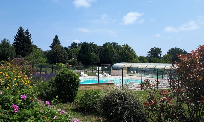 Beynat Ski Chalet | Beau Chalet Avec Ombre, Terrasse et Salon de Jardin Dans Résidence Avec Piscines