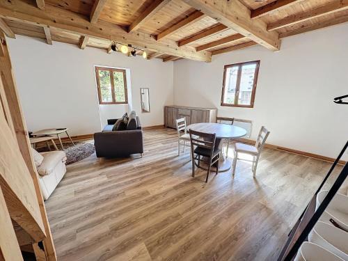 Saint-Gaudens Apartment | Beau Grand T2 Duplex avec du Cachet Centre Ville