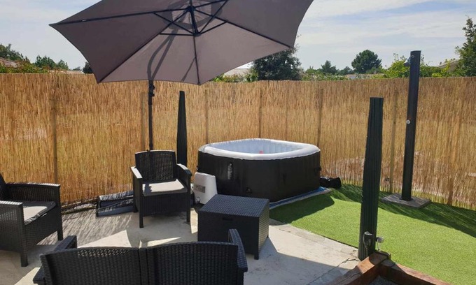 Audenge House | Beau logement avec terrasse, jacuzzi et terrain de pétanque privatif à 5 minutes de la plage