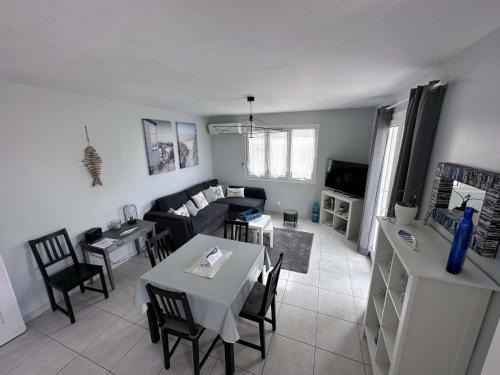 Balaruc-les-Bains Apartment | Beau T3 avec terrasse, proche du centre, climatisé, à 10 min des Thermes - Balaruc-les-Bains - FR-1-503-136