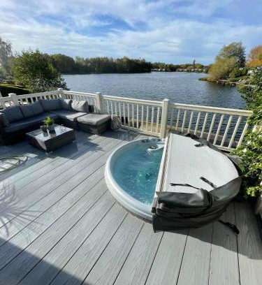 Tattershall House | Beaumont on fishing lake with Hot Tub