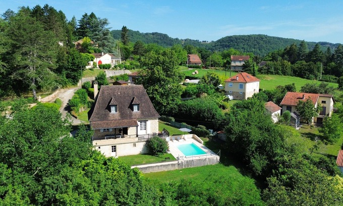 Saint-Cyprien House | BEAUSEJOUR: Large house with garden & swimming pool near village with all amenities