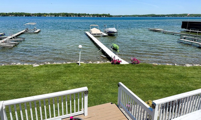 Manitou Beach Cottage | BEAUTIFUL LAKEFRONT COTTAGE! ☀️🧡 KAYAKS! CLEAR SANDY BOTTOM