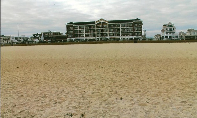 Hampton Condo | Beautiful 1 Bdrm Ocean Front Condominium located in the heart of Hampton Beach!
