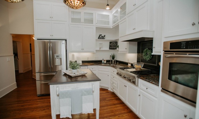 Purcell Apartment | Beautiful 100 year old Apt. on Historic Main St.