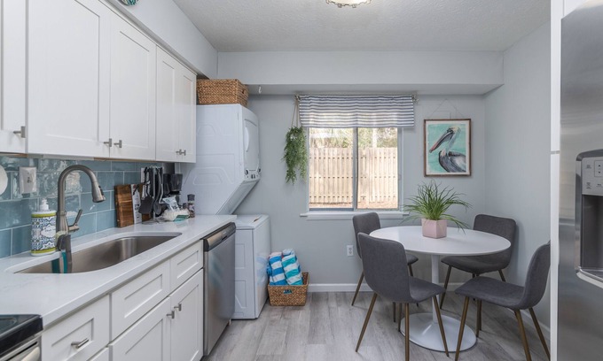 Hilton Head Island Condo | Beautiful 1st fl/no stairs ! Steps to beach and pool-all beach supplies included