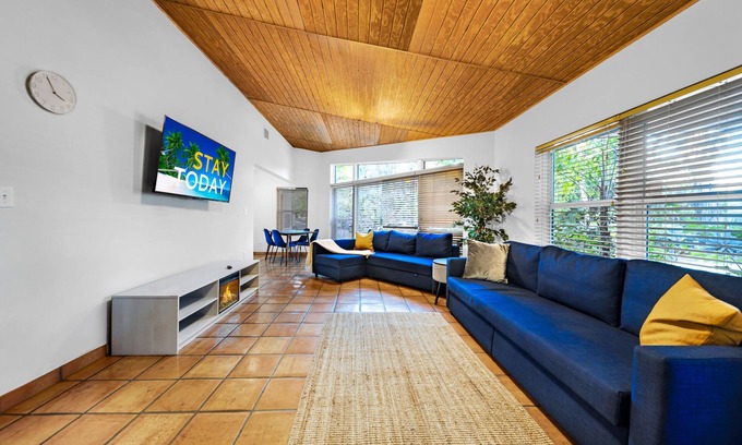 Hendricks and Venice Isles Apartment | Beautiful 2 Bedroom House with BBQ and backyard. Free parking!