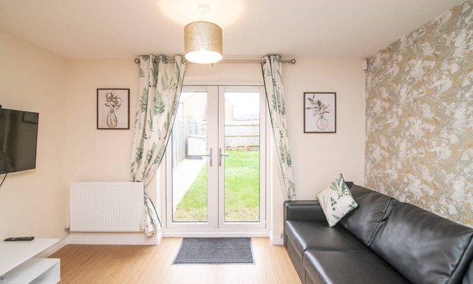 Wolverhampton House | Beautiful 2-bedroom house with parking and garden