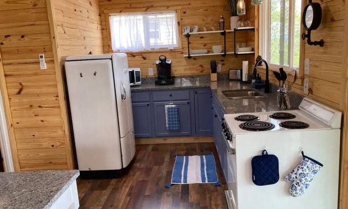 Bean Station Cabin | Beautiful 2 bedroom cabin with amazing lake views