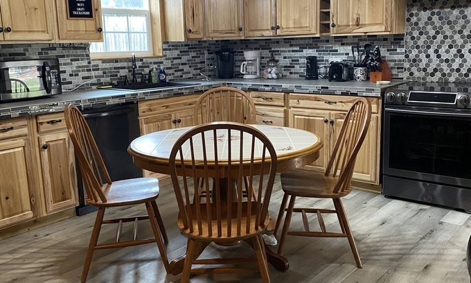 Florien Cabin | Beautiful 2 Bedroom Cabin with a lake view.