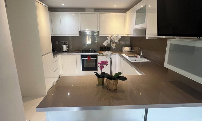 Woodhouse Apartment | Beautiful 2 Bedroom Garden Apartment