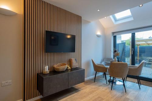 Cambridge House | Beautiful 2 Bedroom Home