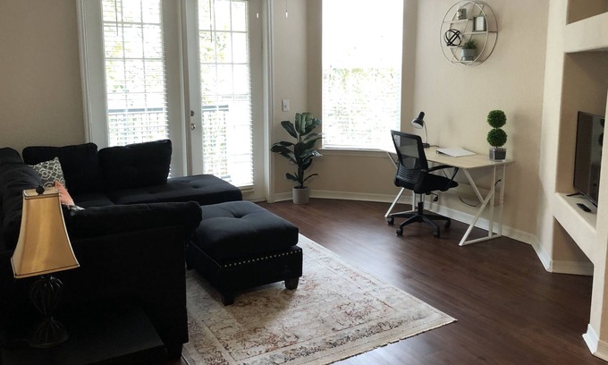Golden Oak Apartment | Beautiful 2-bedroom unit 5 minutes from Disney!