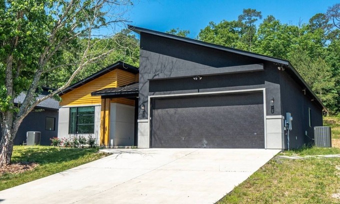 Mid America Cottage | Beautiful 2022 House 6 Minutes To Downtown and 10 Minutes to Oaklawn