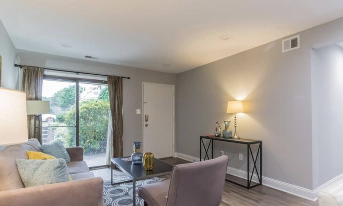 West Springfield Condo | Beautiful 2BR/1BA Renovated Condo near DC w/pool