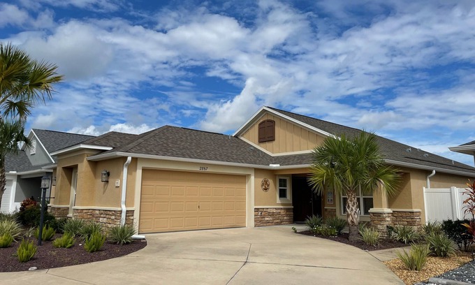The Villages Villa | Beautiful 3/2 Villa Walking distance to Brownwood w/BBQ & Golf Cart!