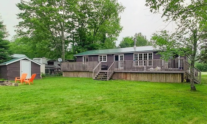 Minden Hills Cottage | Beautiful 3 Bdrm + Bunkie waterfront cottage near Gull Lake