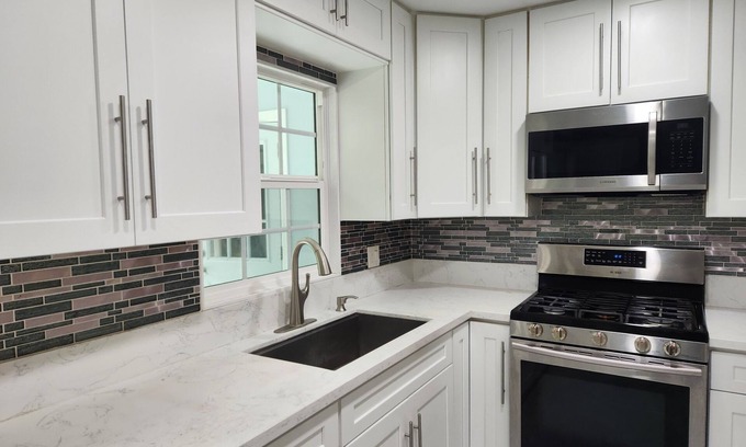 La Presa House | Beautiful 3-bedroom House> San Diego County > Spring Valley, CA. with AC/Wi-Fi
