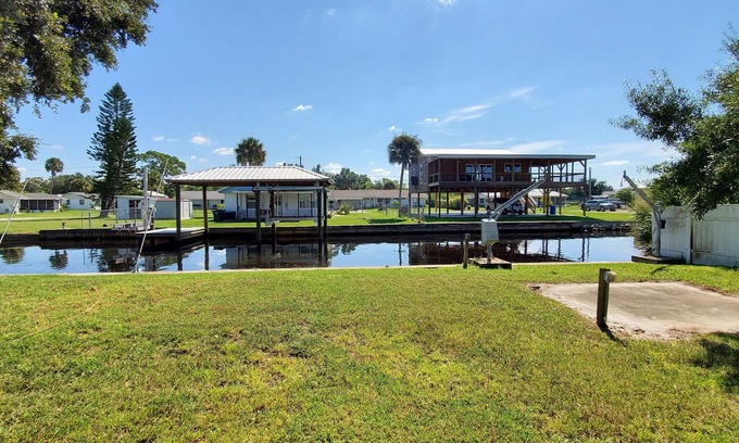 Ruskin House | Beautiful 3 bedroom 2 bath oasis on a canal near the Tampa Bay
