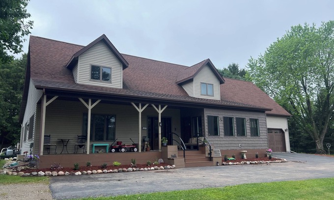 Oshkosh House | Beautiful 3-bedroom country house with WiFi, AC, pool, 3 miles west of EAA