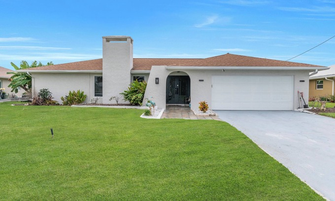 Caloosahatchee House | Beautiful 3-bedroom house with Gulf Access in Cape Coral