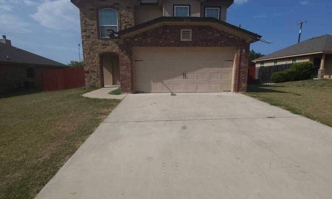 Killeen House | Beautiful 3 BR/2.5 BA with no backyard neighbors