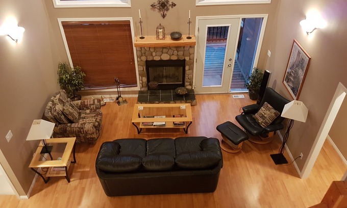East Kootenay House | Beautiful 3 bedrm cottage in scenic Radium, BC. Airbnb 4.9 star over 97 reviews.