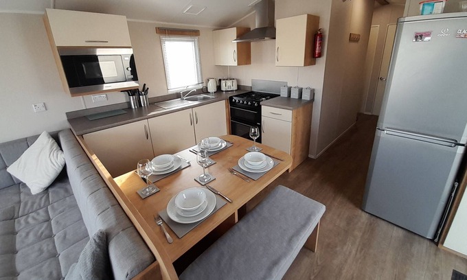 Walton on the Naze Ski Chalet | Beautiful 3 Bed caravan in Walton on the Naze