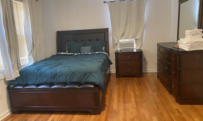 Williamsbridge House | Beautiful 3 level home free parking and self check in
