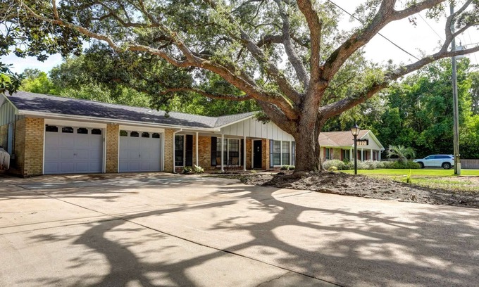 Fort Walton Beach House | Beautiful 4BR Home in FWB | Fenced Yard | Pet Friendly | 10 Minutes to Okaloosa Island & Beaches