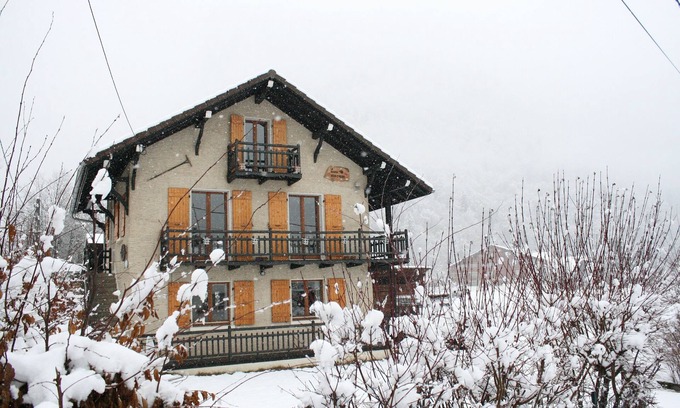 Samoens Ski Chalet | Beautiful 5 Bed, 4 Bath Refurbished Chalet - Garden And private Parking