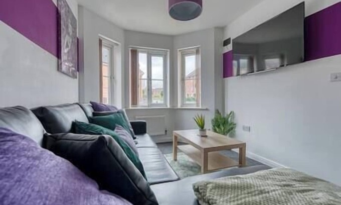 Coventry House | Beautiful 5 Bed House Free WIFI