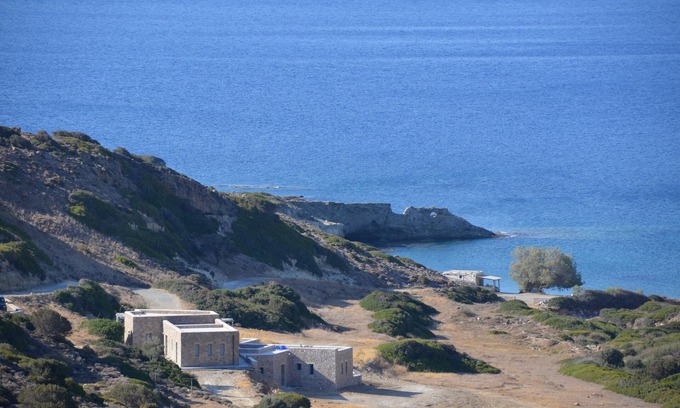 Milos Villa | Beautiful 5-bedroom villa, secluded in a small valley near the sea