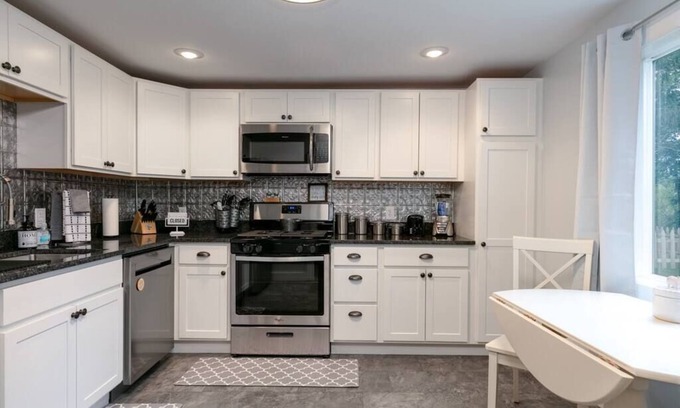 Gaines House | Beautiful 5 BR located next to Pine Creek!