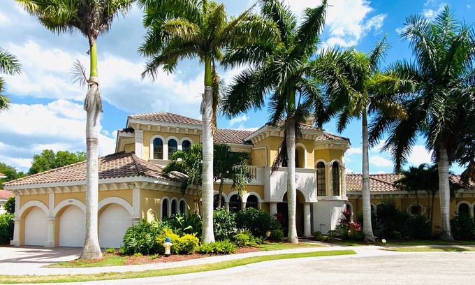 Vamo House | Beautiful 5BR Pool House in a Gated Waterfront Community minutes to beach