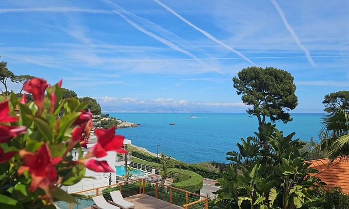 Cap-d'Antibes Villa | Beautiful 6 Bedrooms Villa on the cap d'Antibes with Panoramic Sea Views