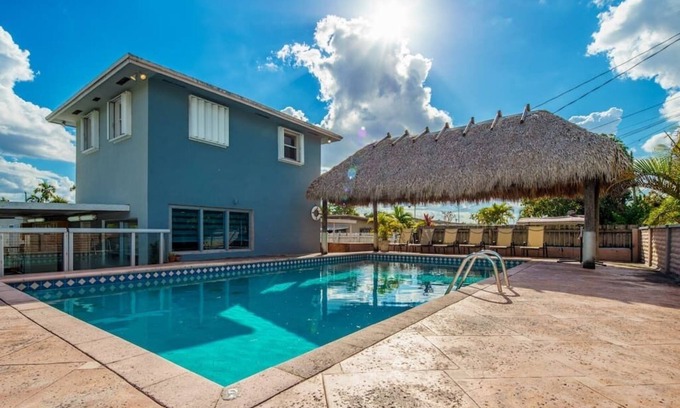 Hialeah Villa | Beautiful 7-Bedroom Villa with Pool