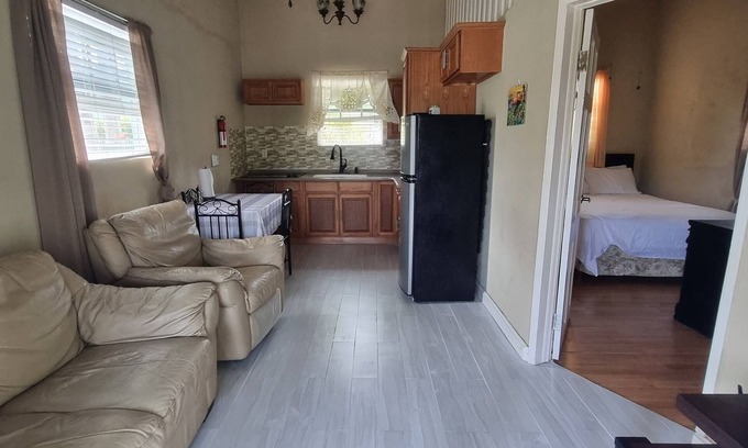 Maxwell House | Beautiful Air Conditioned Cottage