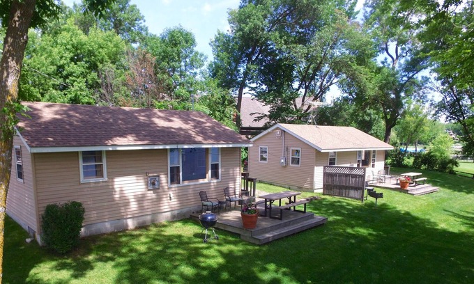 South Haven Cabin | Beautiful and Clean 2 Bedroom Cottage on Clearwater Lake