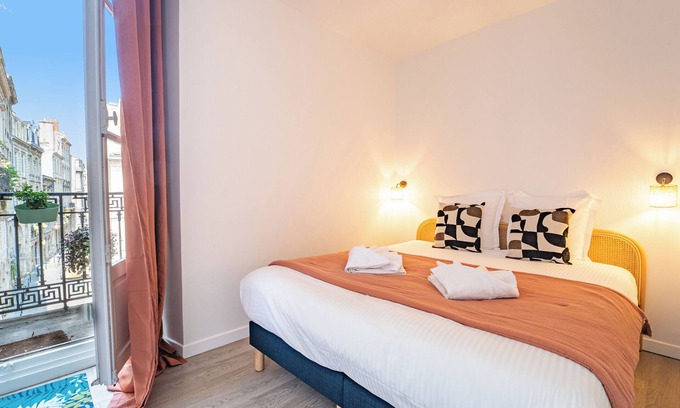 Hotel de Ville - Quinconces Apartment | Beautiful and comfortable flat for 6 in the Rue Ausone