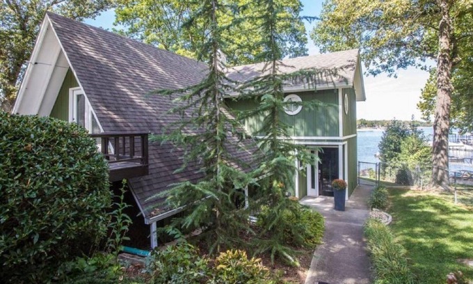 Afton House | Beautiful and Cozy Grand Lake House on Monkey Island
