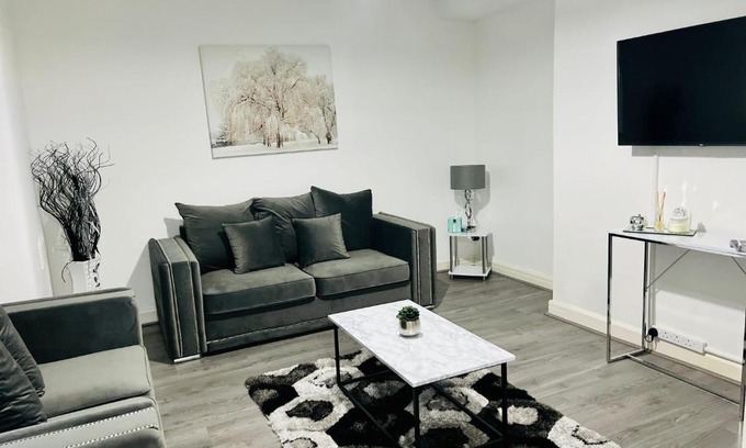 Belle Vue Apartment | Beautiful and Homely 3 Bed House With FREE Parking So Close To Man City and City Centre