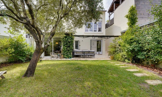 Bacalan House | Beautiful and large house with garden