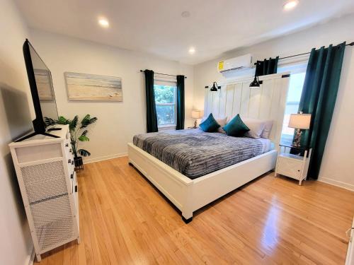 Pico - Robertson House | Beautiful and spacious 2 bedroom home in an excellent location near LACMA Acadamy Awards Museum Peterson Museum and more