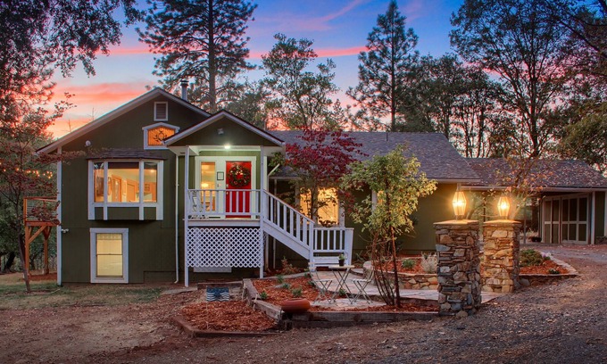 Mariposa House | Beautiful and Spacious Manor w/ Hot Tub - Enjoy the Grandeur of Yosemite !