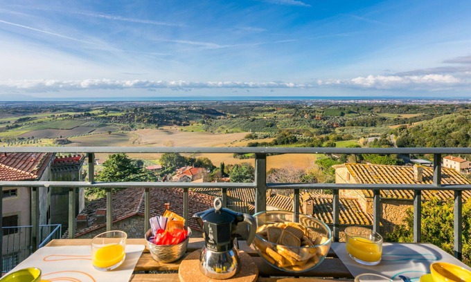 Casale Marittimo Apartment | Beautiful apartment for 5 guests with WIFI, TV, balcony, pets allowed and panoramic view
