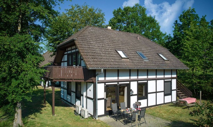 Frankenau House | Beautiful apartment in villa for 6 people with WIFI, TV, terrace and pets allowed