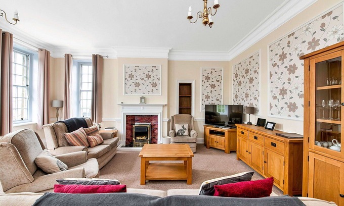 Thirsk Apartment | Beautiful apartment for 6 people with hot tub, WIFI, pool and terrace