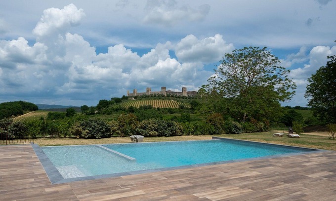 Monteriggioni Apartment | Beautiful apartment for 2 guests with WIFI, pool, A/C, TV and pets allowed, close to Siena