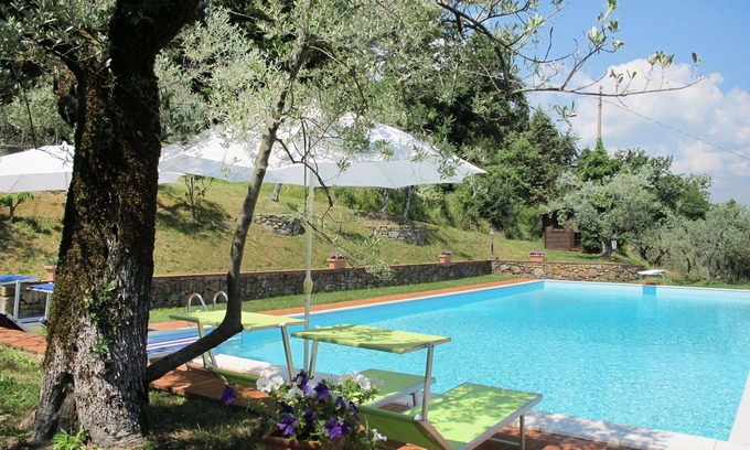 Montevarchi Villa | Beautiful apartment in villa for 4 guests with WIFI, pool, TV, patio, pets allowed and parking